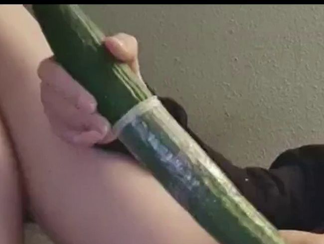 I push a 30cm cucumber through the juicer and my pussy gets really wet!!!